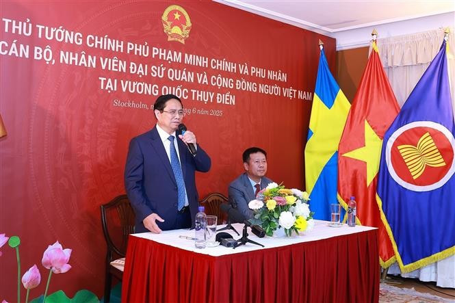 PM Pham Minh Chinh speaks at the meeting with staff of the Vietnamese Embassy and representatives of the Vietnamese community in Sweden on June 11. (Photo: VNA)