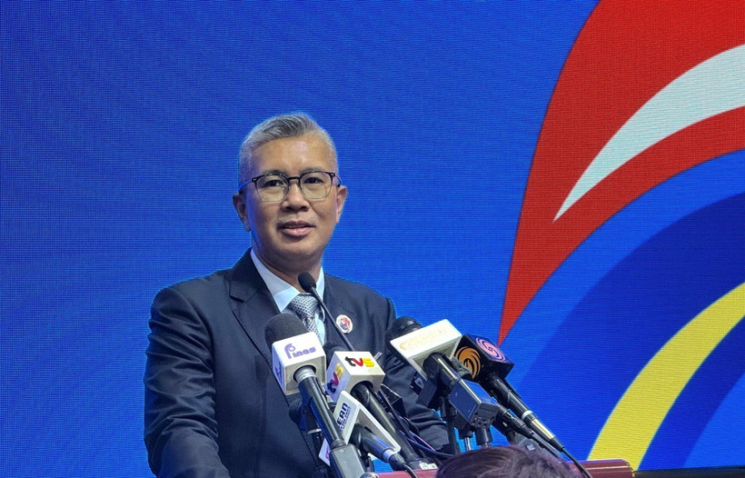 Malaysian Minister of Investment, Trade, and Industry Tengku Datuk Seri Zafrul Abdul Aziz speaks at the October 24 press conference following the 26th meeting of the ASEAN Economic Community Council (AECC) and the AECC special meeting on ASEAN Digital Economy Framework Agreement (DEFA). (Photo: VNA)