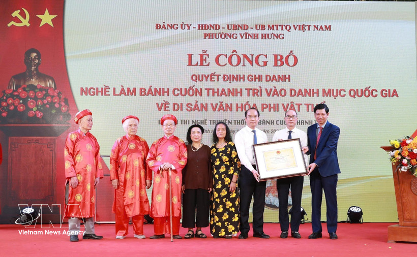 The People’s Committee of Vinh Hung ward holds a ceremony to announce the inscription of "banh cuon Thanh Tri" into the national heritage list on March 18, (Photo: VNA)