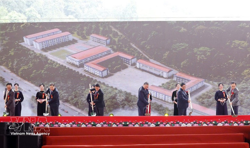 Party General Secretary To Lam (front, third from right), Prime Minister Pham Minh Chinh (front, second from right) and officials mark the start of work on inter-level boarding schools in land border communes on March 19 morning. (Photo: VNA)