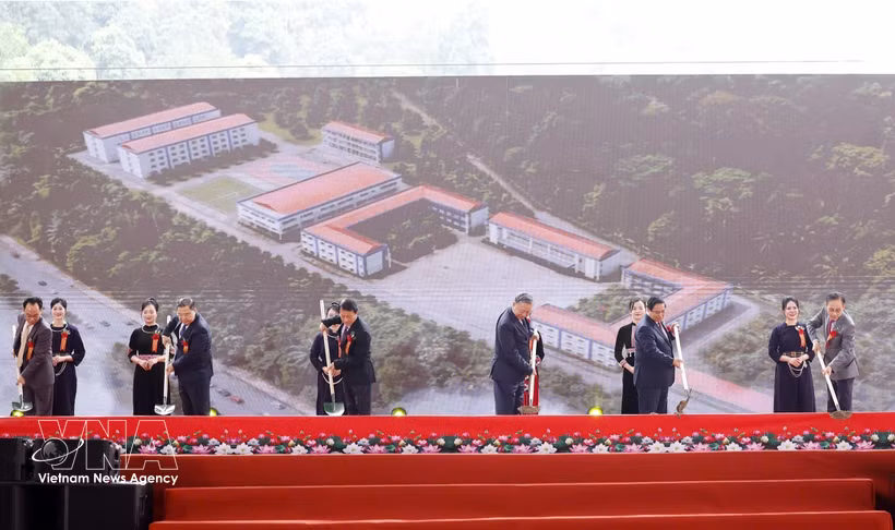 Party General Secretary To Lam (front, third from right), Prime Minister Pham Minh Chinh (front, second from right) and officials mark the start of work on inter-level boarding schools in land border communes on March 19 morning. (Photo: VNA)