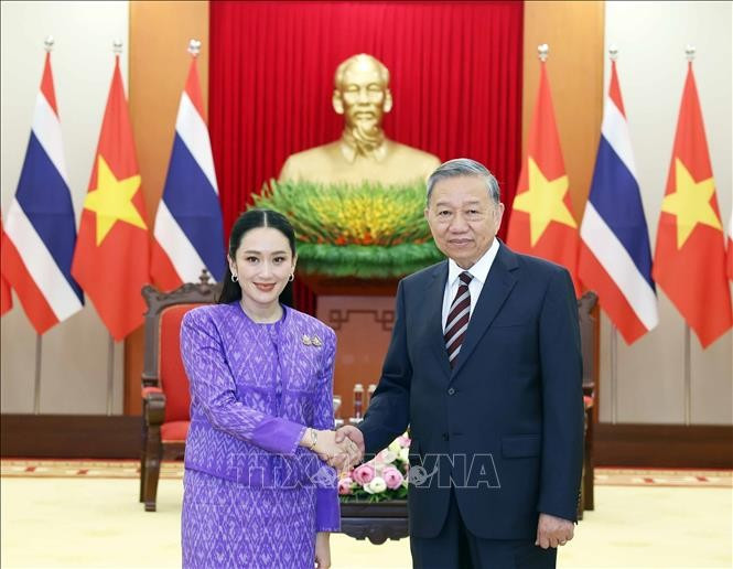 CPV General Secretary To Lam (right) receives Prime Minister of Thailand and leader of the Pheu Thai Party Paetongtarn Shinawatra in Hanoi on May 16. (Photo: VNA)