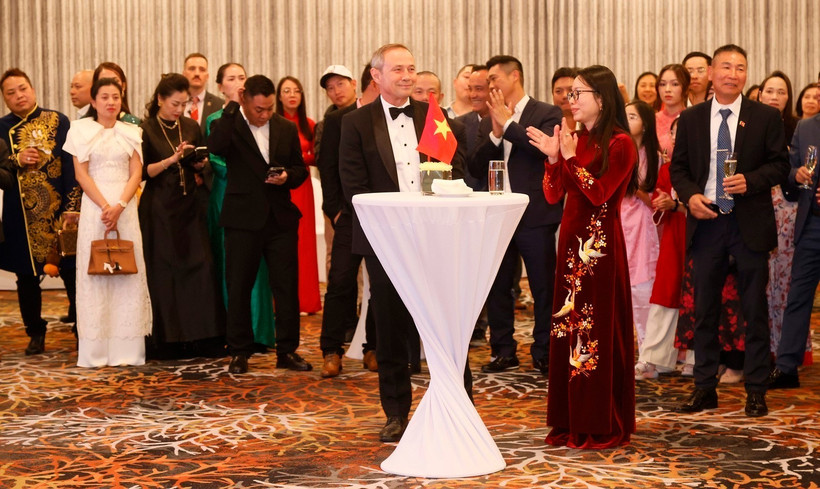 Vietnamese Consul General Nguyen Thanh Ha (front, right) and Western Australian Premier Roger Cook (front, left) and other participants in the ceremony (Photo: VNA)