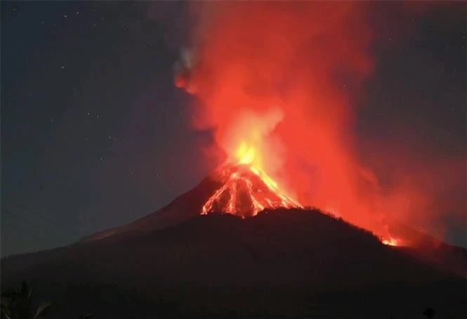 Mount Lewotobi Laki-Laki, which stands 1,703 meters tall, has erupted multiple times in recent months. (Photo: Xinhua/VNA) 