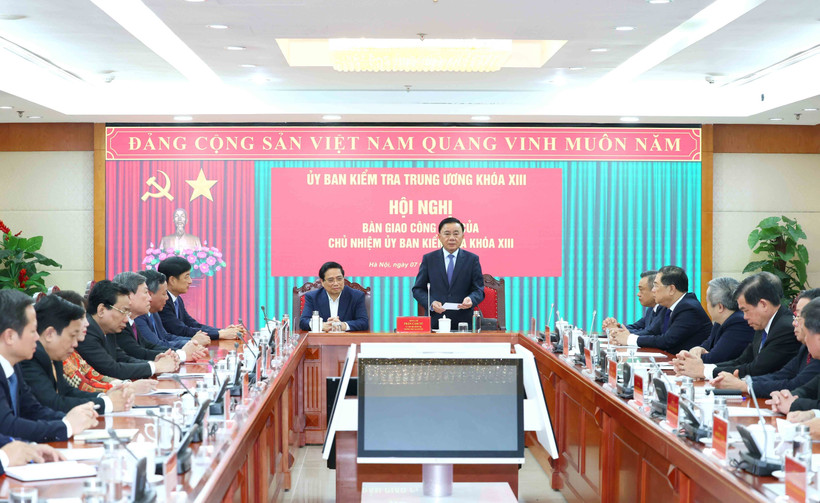 Permanent Member of the Party Central Committee’s Secretariat Tran Cam Tu speaks at the handover ceremony in Hanoi on November 7. (Photo: VNA)