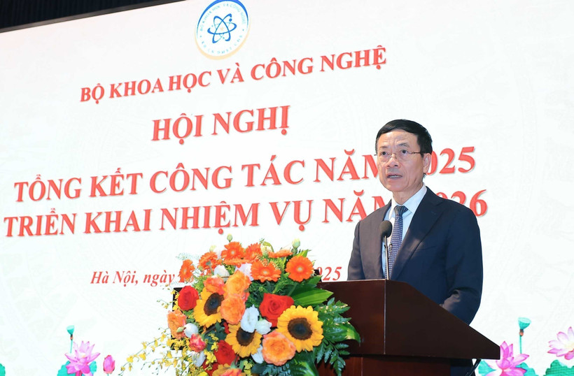 Minister of Science and Technology Nguyen Manh Hung addresses the conference in Hanoi on December 26. (Photo: VNA)