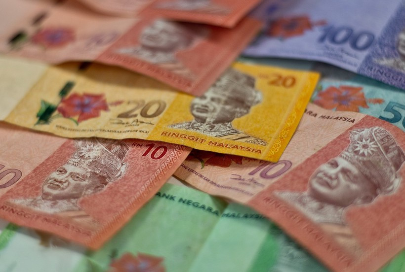 Since early last year, the ringgit has strengthened 14% on average against the US dollar and 6.5–7% against other major currencies. (Photo: AFP/VNA)