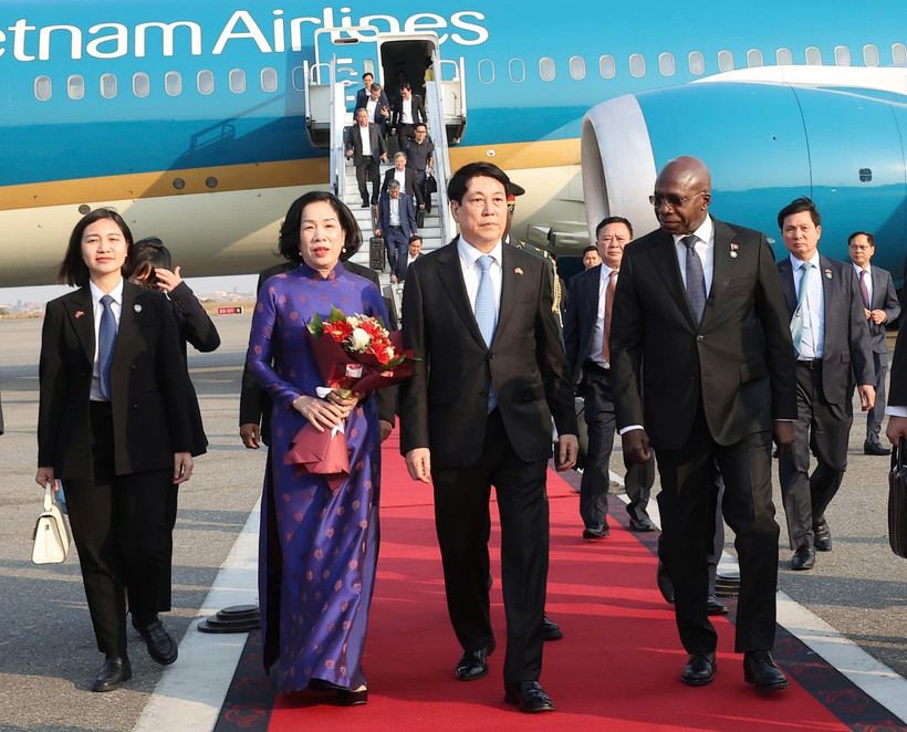 President Luong Cuong and his spouse Nguyen Thi Minh Nguyet arrive at Quatro de Fevereiro International Airport in Luanda on August 6 afternoon (local time). (Photo: VNA)