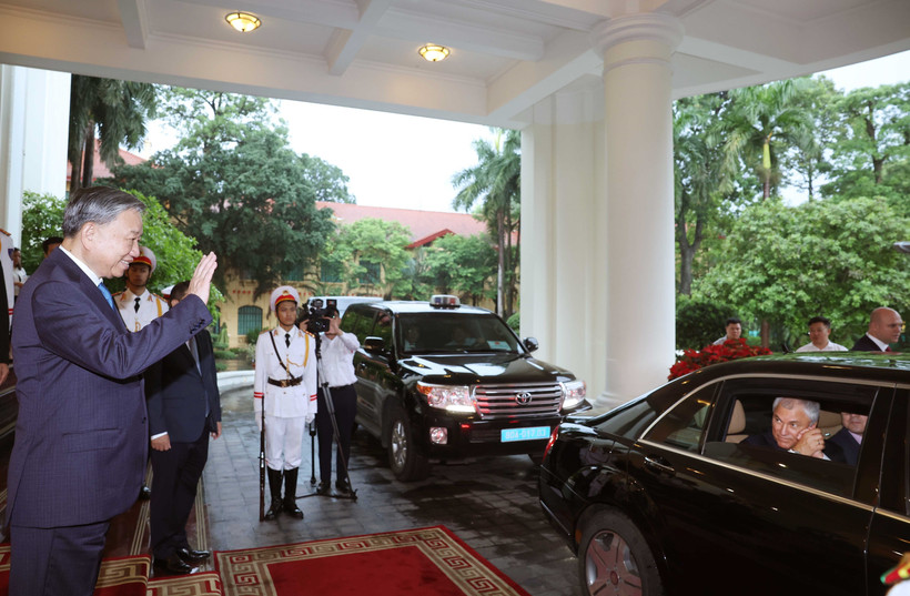 Party General Secretary To Lam bids farewell to Chairman of the Russian State Duma Vyacheslav Volodin after their meeting in Hanoi on September 29. (Photo: VNA)