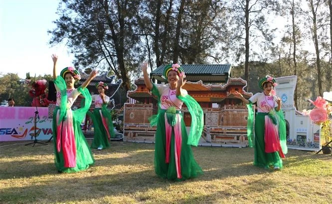 A dancing performance by Vietnamese people in Australia at the gathering in Sydney on December 28 (Photo: VNA)