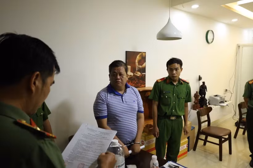 A police officer of Can Tho city reads the decision to launch legal action against Vo Xuan Truong, Chairman and CEO of Mekolor JSC. (Photo published by VNA)