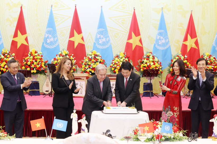 State President Luong Cuong and UN Secretary-General António Guterres cut a cake celebrating the 80th anniversary of the United Nations at the banquet in Hanoi on October 24. (Photo: VNA)