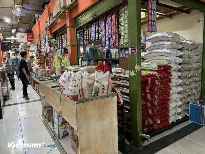 A rice store at the Santa market in Selong town of East Lombok regency, West Nusa Tenggara province, Indonesia (Photo: VNA)