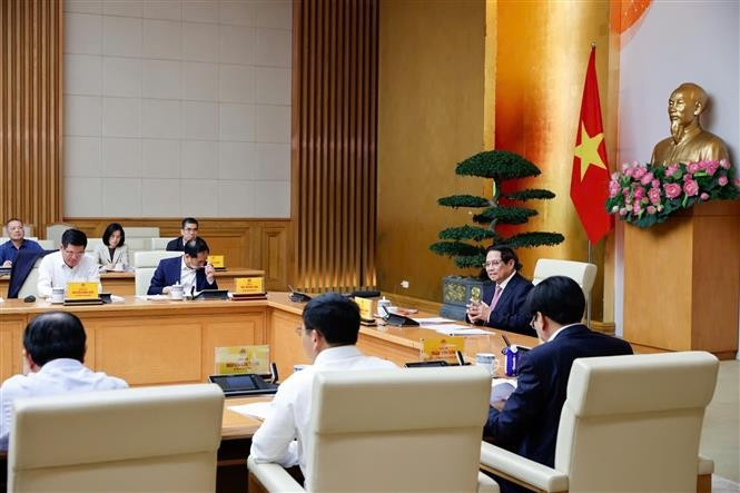 PM Pham Minh Chinh chairs a meeting with ministries and sectors on April 7 evening to look into trade with the US. (Photo: VNA)