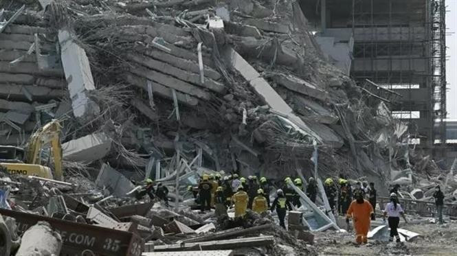 A building in Bangkok, Thailand, collapses due to the Myanmar earthquake on March 28, 2025. (Photo: France24/VNA)