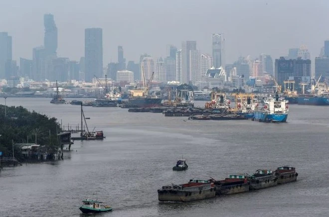 Cargo vessels move near a port in Bangkok, Thailand. (Photo: Reuters)