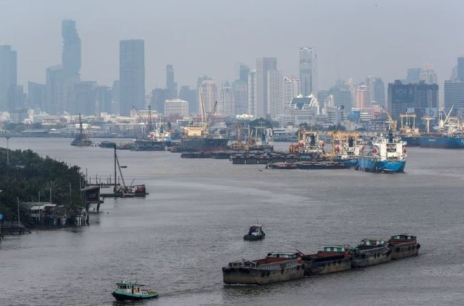 Cargo vessels move near a port in Bangkok, Thailand. (Photo: Reuters)