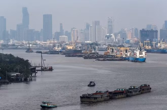 Cargo vessels move near a port in Bangkok, Thailand. (Photo: Reuters)
