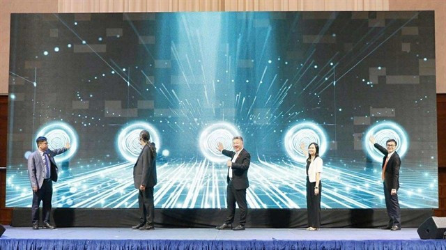 Deputy Director of the Department of Forestry and Forest Protection Nguyen Huu Thien (centre) and delegates press the buttons to officially launch the Vn-WoodID application. (Photo: VNS)