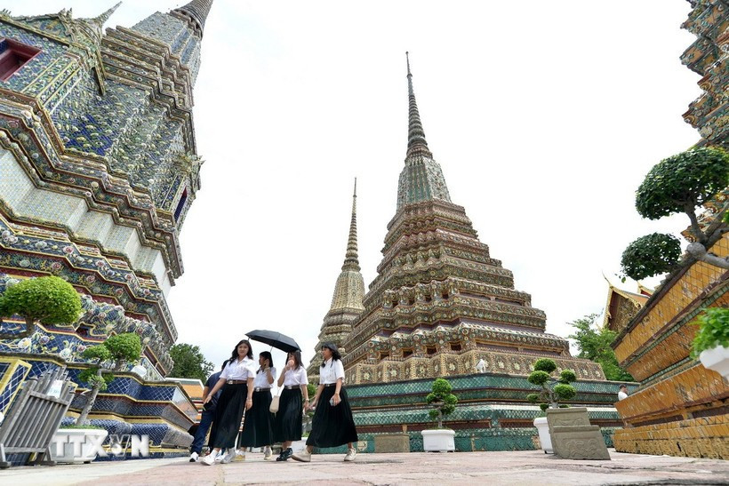 Visitors to a pagoda in Bangkok, Thailand (Photo: Xinhua/VNA)