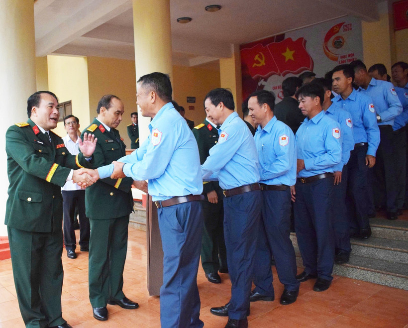 Members of Gia Lai's Team K52 bid farewell to military officials at the send-off ceremony on November 19. (Photo: VNA)