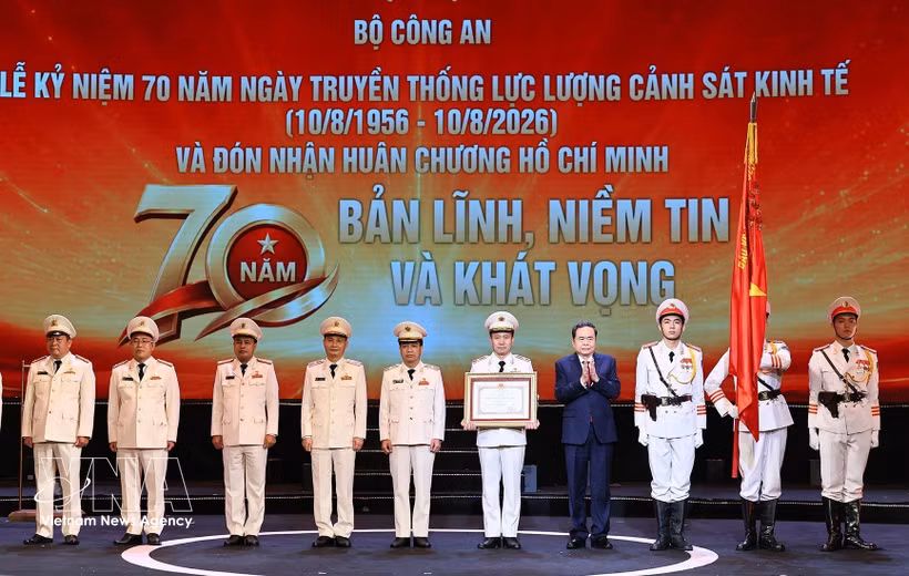 NA Chairman Tran Thanh Man presents the Ho Chi Minh Order to the Economic Police Force at the ceremony in Hanoi on August 8. (Photo: VNA)