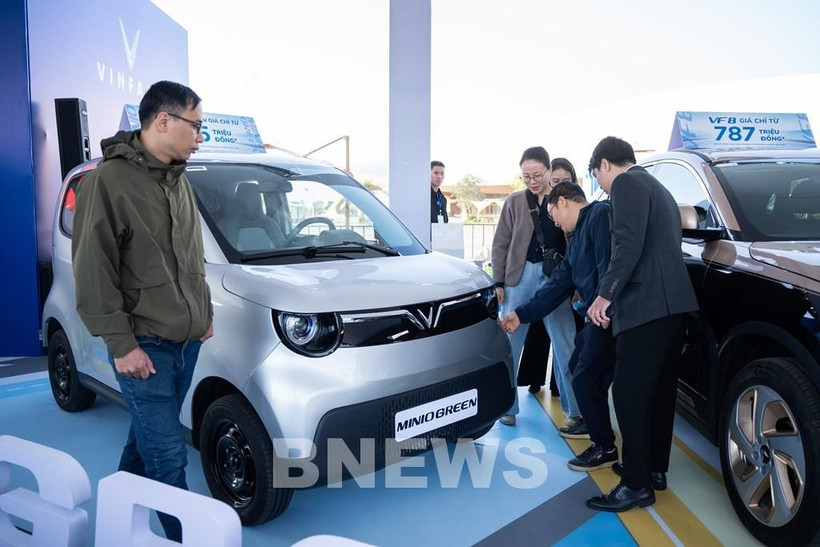 Visitors check a new car model of VinFast at the Vietnam Mobility Show 2025. (Photo: VNA)