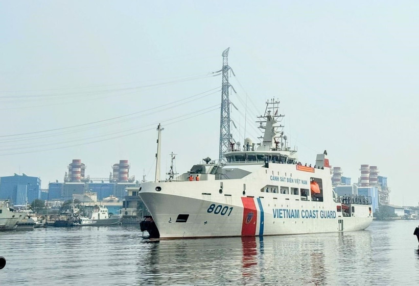 Vietnam Coast Guard ship CBS 8001 docks at Tanjung Priok Port, Indonesia. (Photo: VNA)