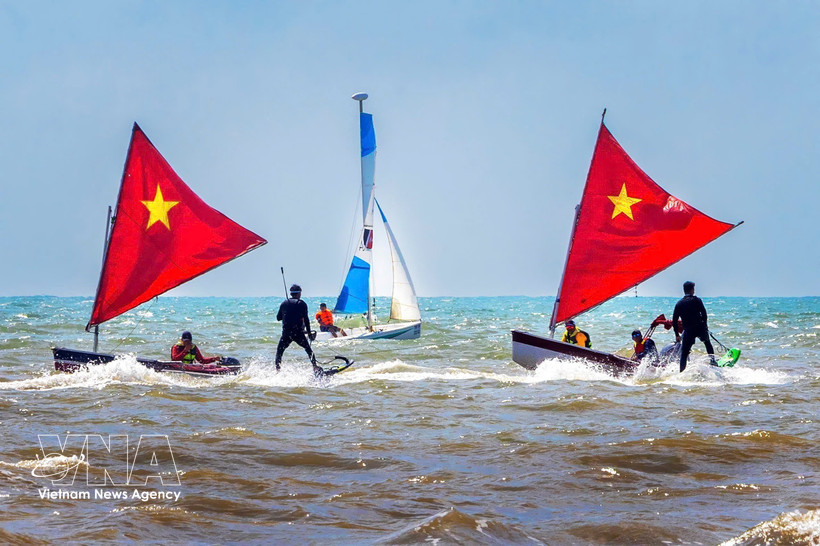 A series of marine sports activities such as sailing, flyboarding, stand-up paddleboarding (SUP) and jet surfing along Thuy Van beach showcase the city’s potential in developing its marine economy and high-end tourism services. (Photo: VNA)