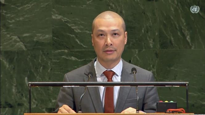 Minister Counselor Nguyen Hoang Nguyen, who is also Deputy Permanent Representative of Vietnam to the UN, addresses the Emergency Special Session of the UN General Assembly. (Photo: VNA)