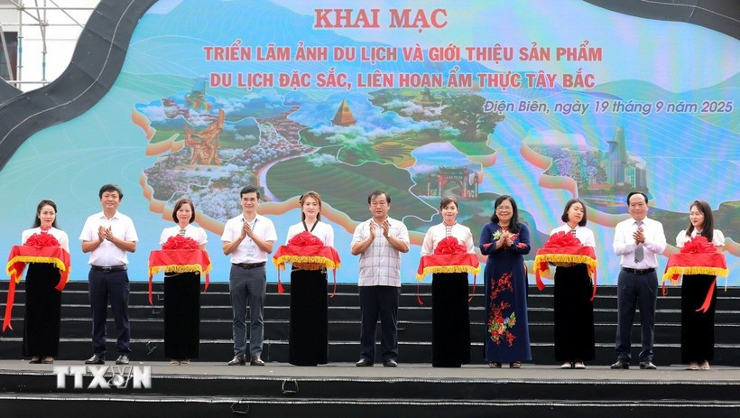 Officials cut the ribbon to kick off a series of activities of the festival on September 19. (Photo: VNA)