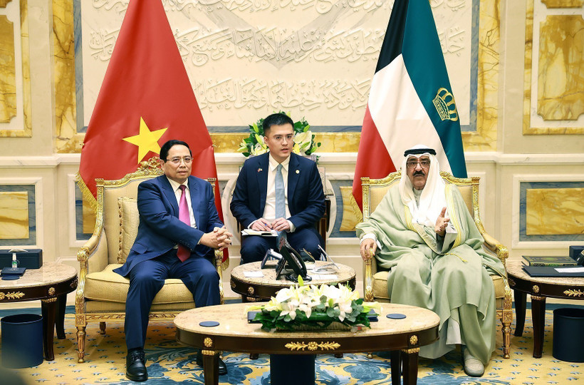 Prime Minister Pham Minh Chinh (left) and Emir Sheikh Meshal Al-Ahmad Al-Jaber Al-Sabah at their meeting in Kuwait City on November 17 (Photo: VNA)