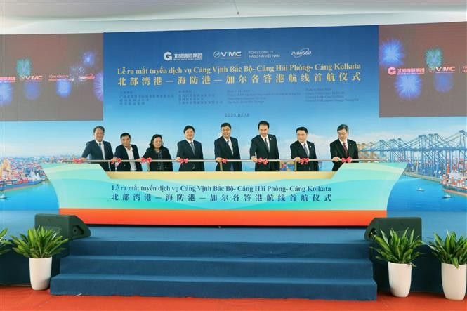 Delegates mark the launch of the new shipping route on February 18. (Photo: VNA)