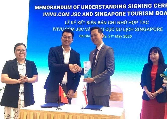 The MoU signing ceremony between the Singapore Tourism Board (STB) and iVIVU.com on May 21 (Photo: VNA)