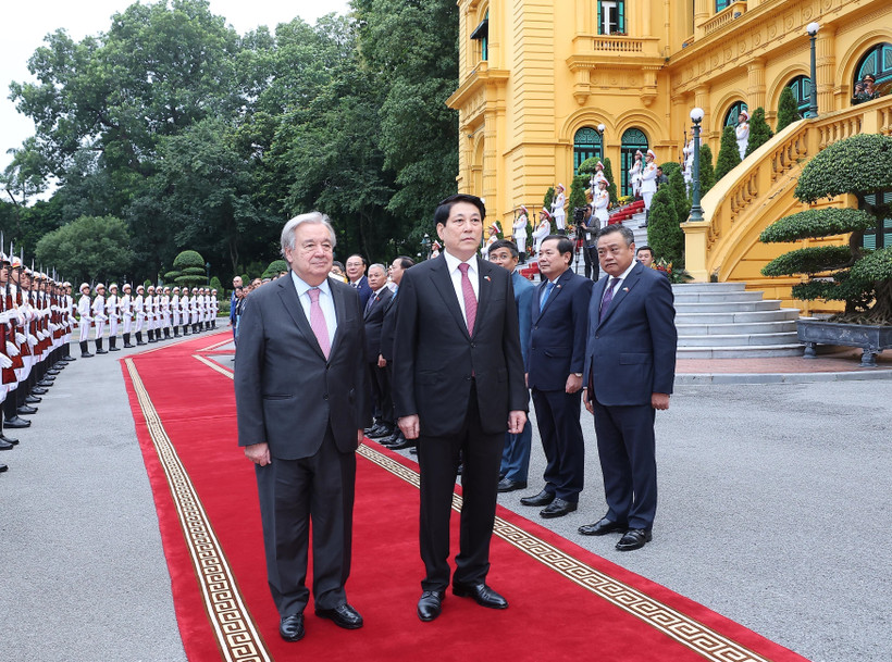 Vietnamese President Luong Cuong hosts the official welcome ceremony for UN Secretary-General Antonio Guterres in Hanoi on October 24. (Photo: VNA)