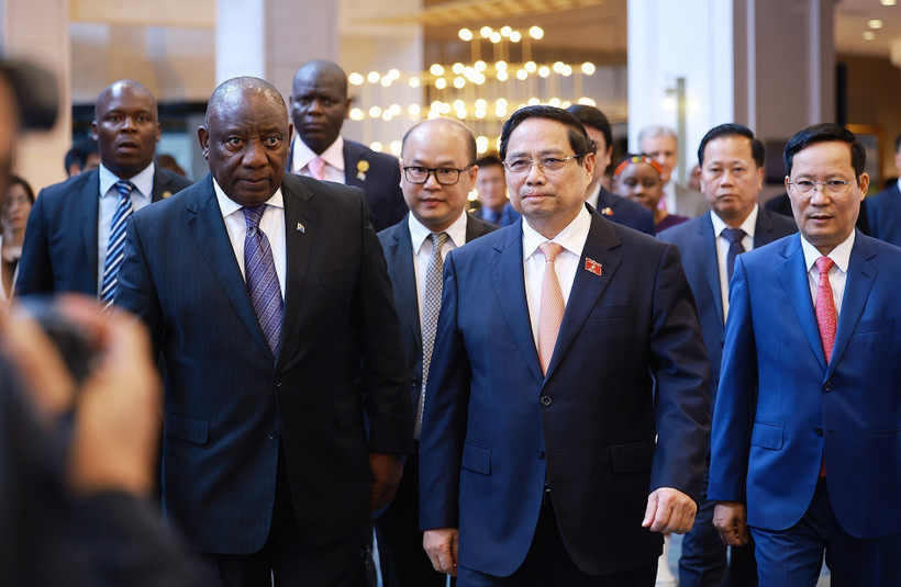 Prime Minister Pham Minh Chinh and South African President Matamela Cyril Ramaphosa at the Vietnam – South Africa Business Forum in Hanoi on October 24 (Photo: VNA)