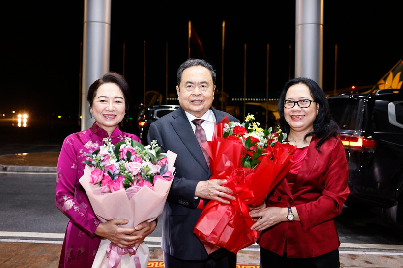 NA Chairman Tran Thanh Man (centre) and his spouse Nguyen Thi Thanh Nga (left) at Noi Bai International Airport on early July 22 morning. (Photo: VNA)
