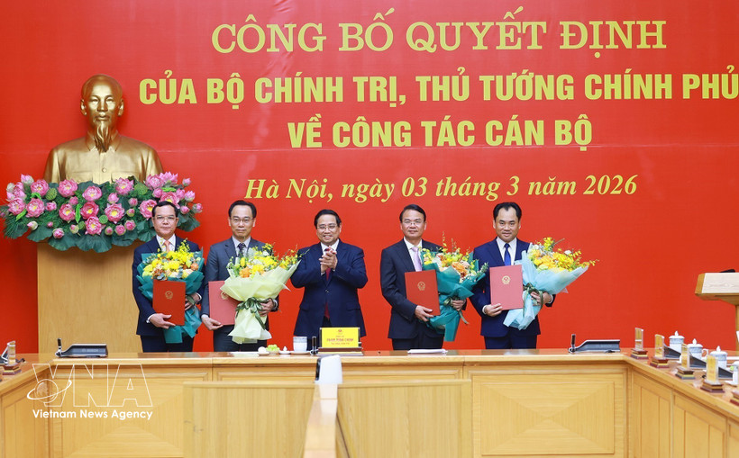 PM Pham Minh Chinh (centre) presents the decisions on personnel affairs to officials on March 3. (Photo: VNA)