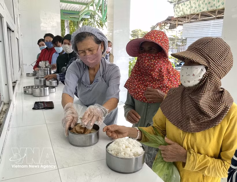 Poor patients under treatment at the Ninh Thuan General Hospital receive meals from the "Hieu va Thuong" charity kitchen. (Photo: VNA) 