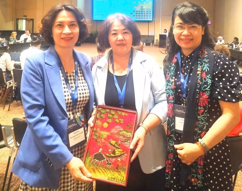 Deputy Minister of Health Nguyen Thi Lien Huong (L) and other Vietnamese delegates at the second Global Conference on Air Pollution and Health in Cartagena, Colombia. (Photo:: the Ministry of Health). 