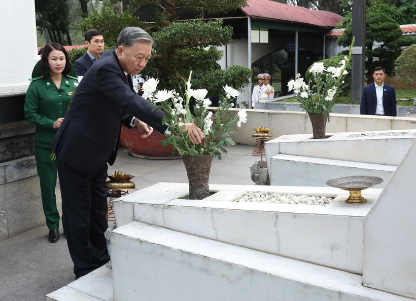 Party General Secretary To Lam pays tribute to the 10 female youth pioneers at the national special historical relic site of Dong Loc T-junction in Ha Tinh province on December 29. (Photo: VNA)