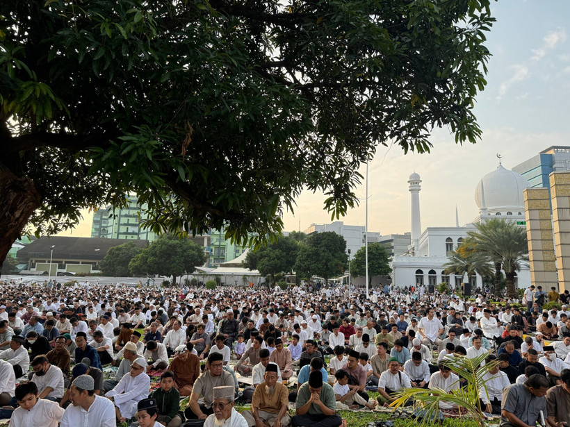 Indonesian Muslims gather outside Al-Azhar Great Mosque in Jakarta on June 6 to perform the Al-Adha 1446 Hijriah prayer. (Photo: VNA)