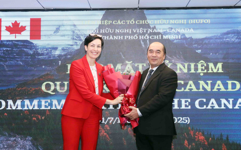Ho Xuan Lam (right), Vice President and General Secretary of the HCM City Union of Friendship Organisations, presents flowers to congratulate Canadian Consul General Annie Dube at the event on July 2. (Photo: VNA)