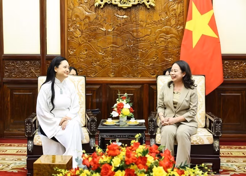 Vice President Vo Thi Anh Xuan receives Amanda Nguyen, the first Vietnamese-American woman to travel into space, in Hanoi on July 11. (Photo: VNA)