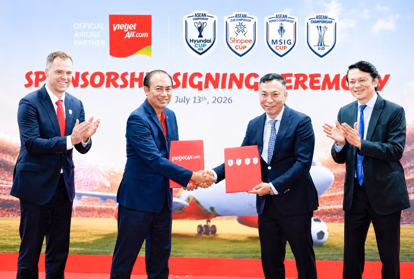 Representatives of relevant parties at the sponsorship signing ceremony on July 13, 2026 (Photo: Vietjet)