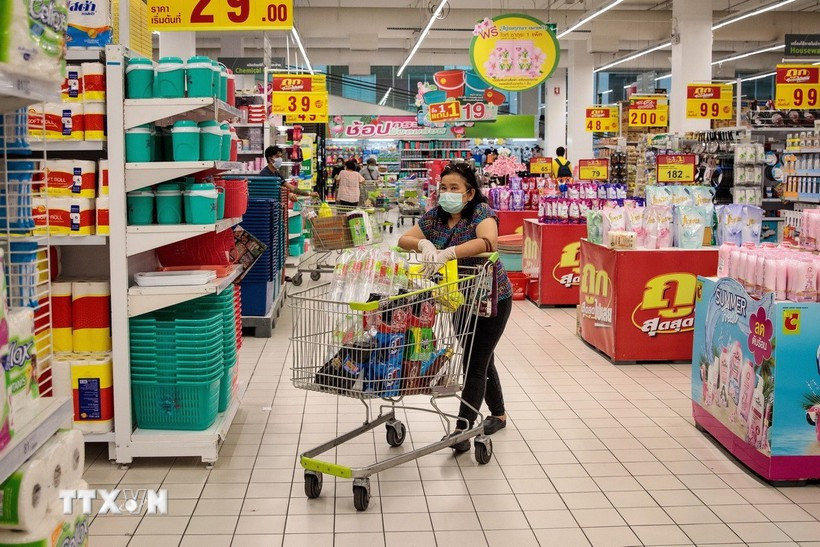 A consumer shops at a supermarket in Bangkok, Thailand. (Photo: VNA)