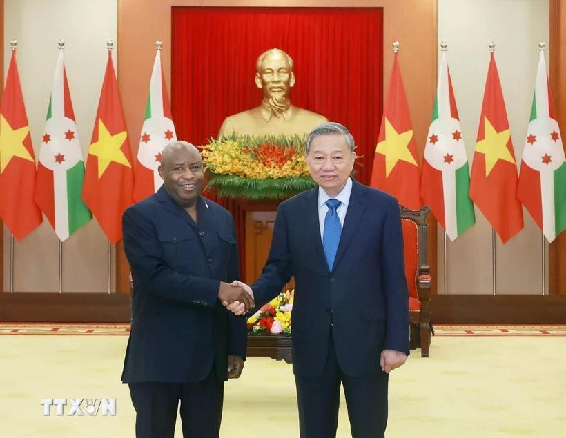 Party General Secretary To Lam (right) receives Burundian President Evariste Ndayishimiye in Hanoi on April 4, 2025 as part of the latter's official visit to Vietnam. (Photo: VNA)