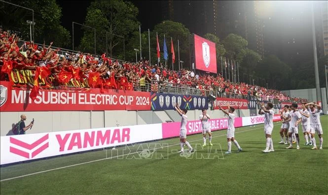 Vietnamese footballers celebrate the win at their ASEAN Cup first semi-final against Singapore on December 26 night. (Photo: VNA)