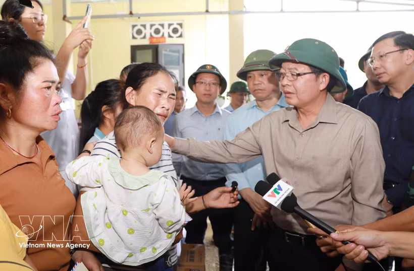Deputy Prime Minister Ho Quoc Dung visits and offers sympathy to families affected by flash flood in Muong Than commune, Lai Chau province, on July 21, 2026. (Photo: VNA)