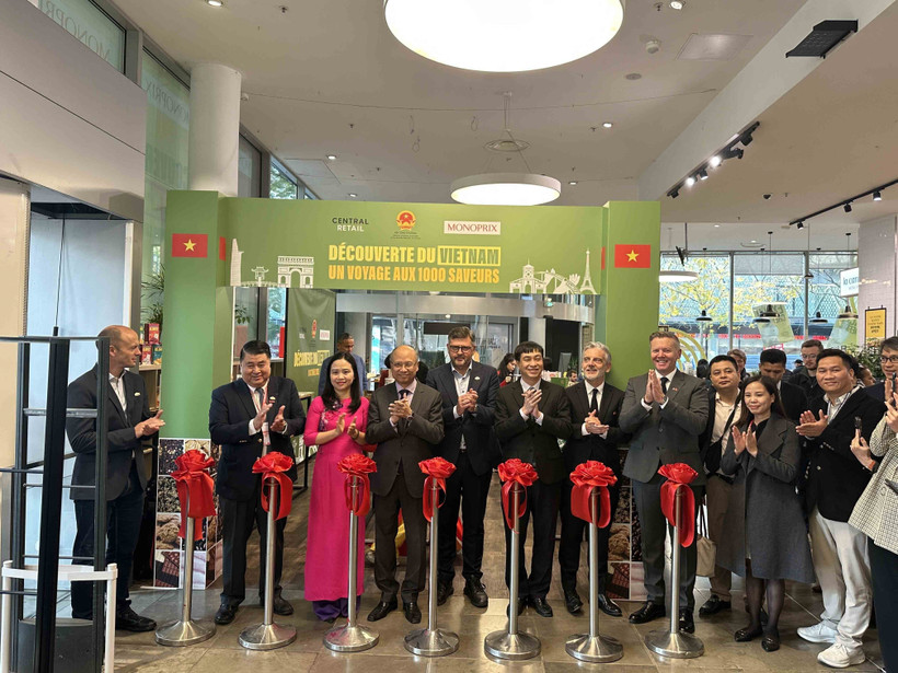 The opening ceremony of the Vietnamese Goods Week at the Monoprix Beaugrenelle shopping centre in Paris. (Photo: VNA)
